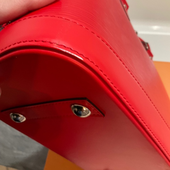 EUC Louis Vuitton Alma PM Epi leather “Cocquelicot” with crossbody strap red - Picture 16 of 16